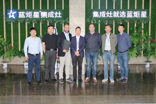 钱总(中)、汪总(右二)与蒂芬迪总部代表团合影