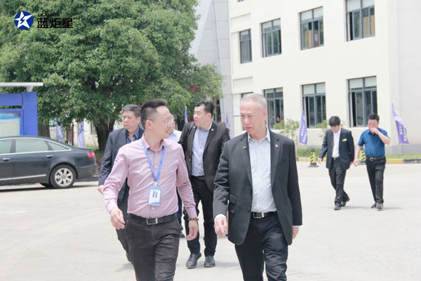 新城注册电器总经理钱松良先生(左)