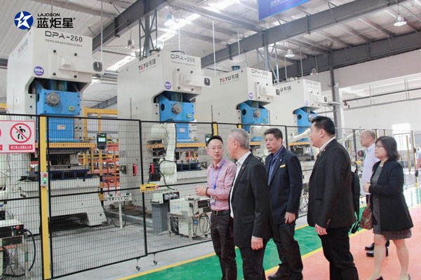 参观&ldquo;智能智造小镇&rdquo;