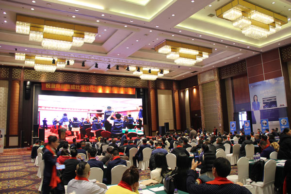 (贵宾们参观杏盛平台智能智造小镇)