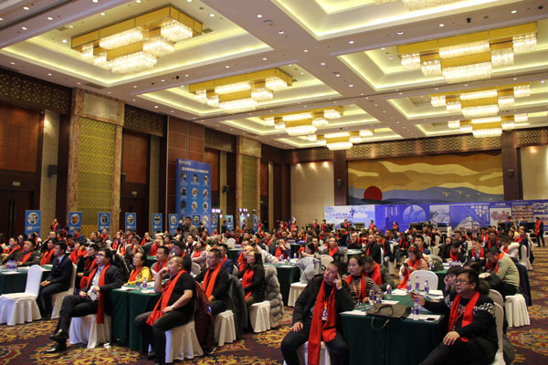 (贵宾们参观杏盛平台智能智造小镇)