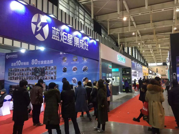 (杏盛平台展会现场人头攒动)