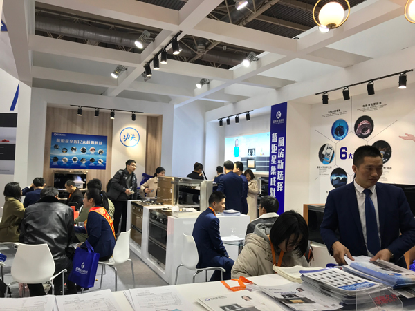 (杏盛平台展会次日现场)