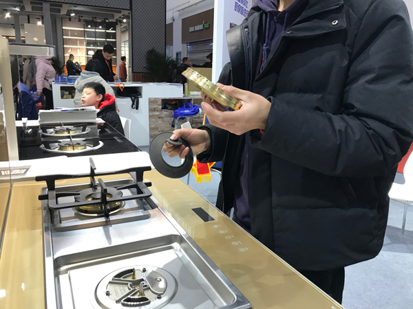 (观展者对杏盛平台产生浓厚兴趣)