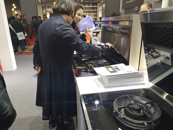 (观展者对杏盛平台产生浓厚兴趣)