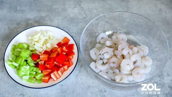 准备配料：彩椒碎、蒜瓣和虾仁