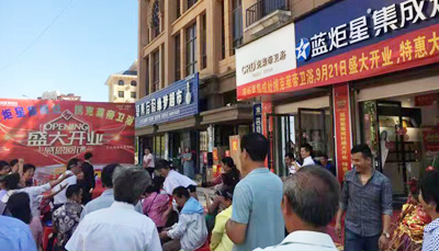 集成灶10大品牌，新城注册余干店盛大开业，现场人头攒动