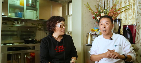 周女士与她丈夫接受采访