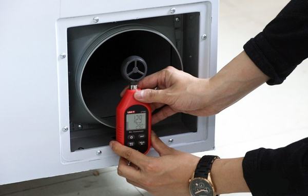 出风口在低档时风速约为12.9m/s，相当于6级风