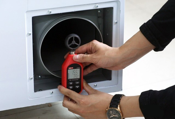 出风口在中档时风速约为15.5m/s，相当于7级风