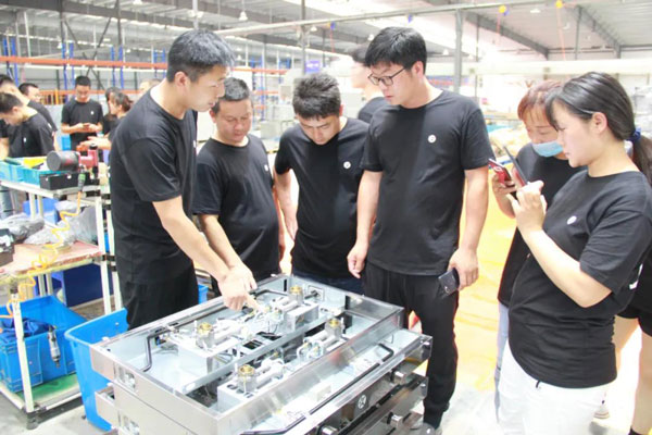 参观杏盛平台智能工厂生产设备