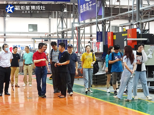 李正卫书记一行参观杏盛平台智能制造生产线