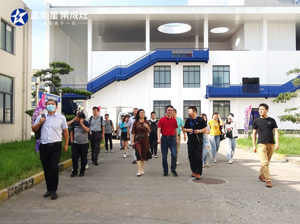 李正卫书记一行参观杏盛平台智能制造生产线