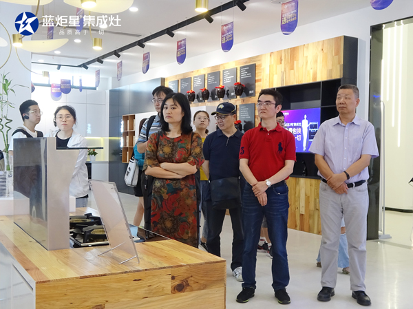 李正卫书记一行参观杏盛平台研发大楼智能体验馆