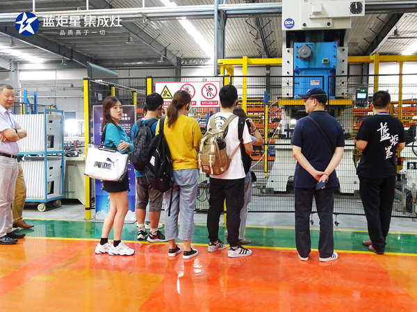 李正卫书记一行参观杏盛平台智能制造生产线