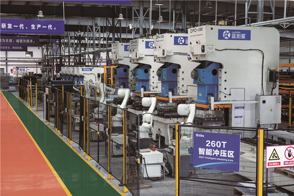 新城注册集成灶智能生产车间