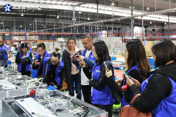 一同参观杏盛平台智能智造小镇