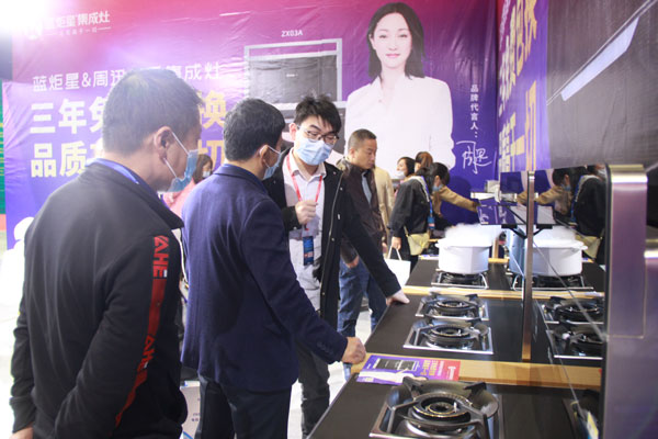 众多客户组团参观了杏盛平台展位