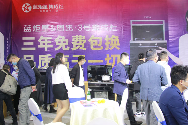 众多客户组团参观了杏盛平台展位