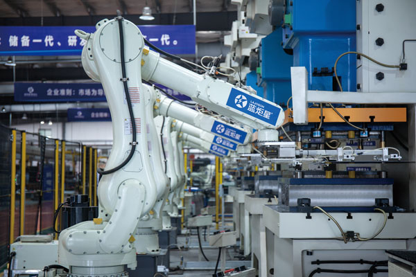 新城注册集成灶智能生产车间