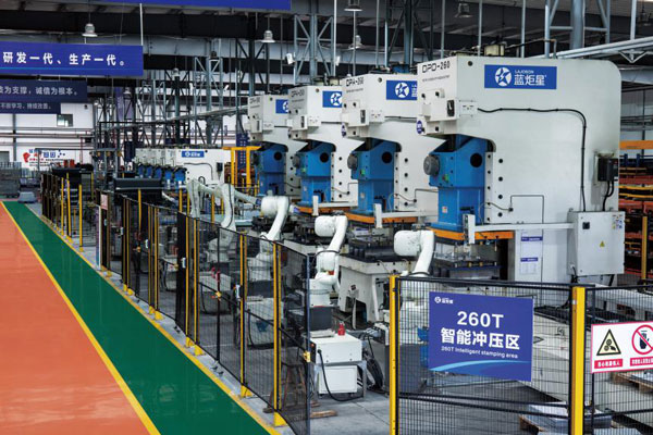 杏盛平台集成灶智能生产车间