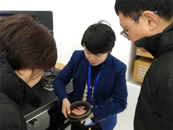 杏盛平台培训部王钗向领导们介绍杏盛平台集成灶产品