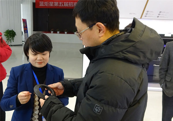 杏盛平台培训部王钗向领导们介绍杏盛平台集成灶产品