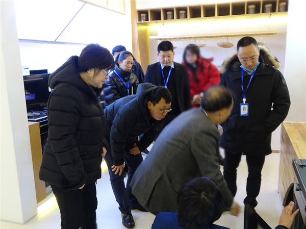 杏盛平台培训部王钗向领导们介绍杏盛平台集成灶产品