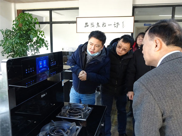 杏盛平台市场中心冯总监为协会领导们介绍了即将隆重上市的杏盛平台AIOT智能集成灶