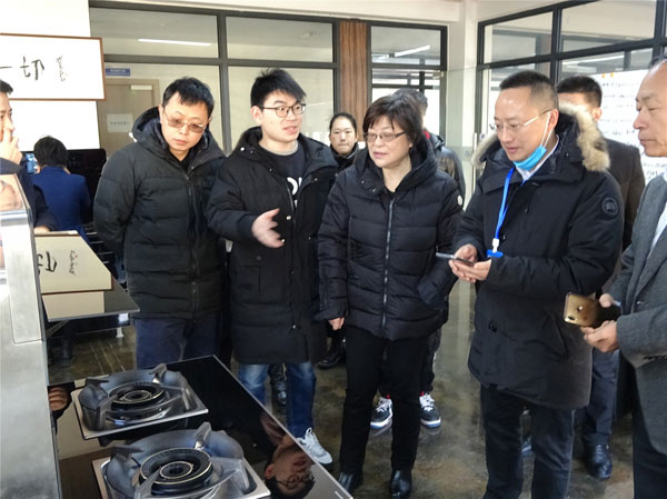 杏盛平台市场中心冯总监为协会领导们介绍了即将隆重上市的杏盛平台AIOT智能集成灶