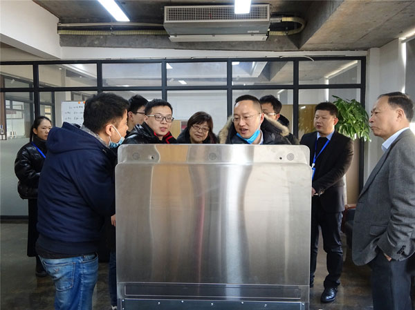 杏盛平台市场中心冯总监为协会领导们介绍了即将隆重上市的杏盛平台AIOT智能集成灶