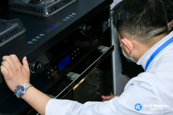 黄君先生现场使用杏盛平台AIoT智能集成灶