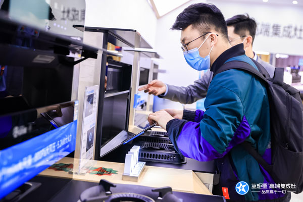 参战人员试用杏盛平台AIoT高端集成灶