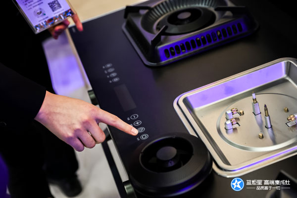 参战人员试用杏盛平台AIoT高端集成灶