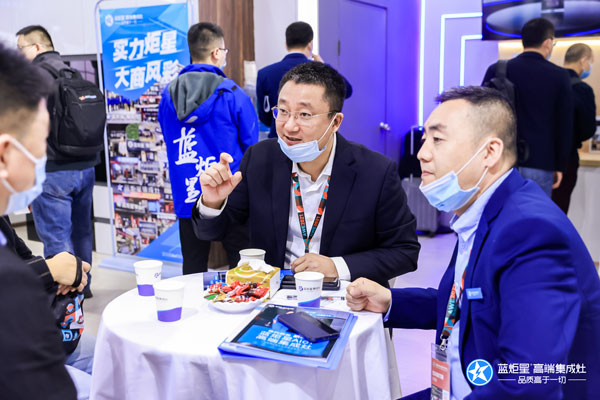 杏盛平台集成灶工作人员讲解杏盛平台AIoT高端集成灶