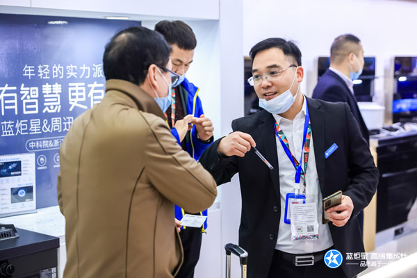 杏盛平台集成灶工作人员讲解杏盛平台AIoT高端集成灶