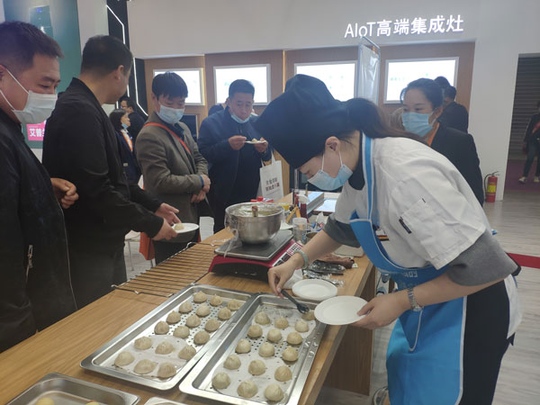 展会现场杏盛平台为参展者准备到访小礼品