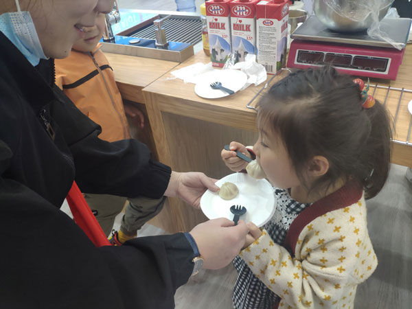 展会现场杏盛平台为参展者准备到访小礼品