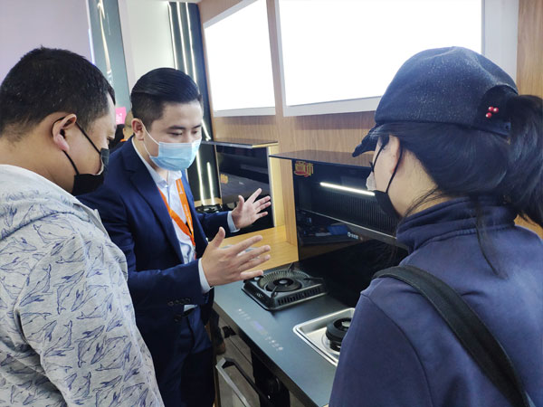 现场对杏盛平台AIoT高端集成灶进行讲解