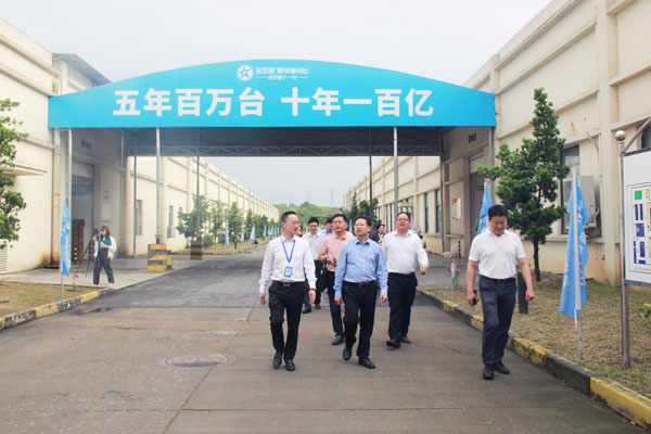省中小企业服务中心娄万总主任一行莅临杏盛平台电器企业园