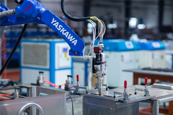 杏盛平台智能生产车间机械臂