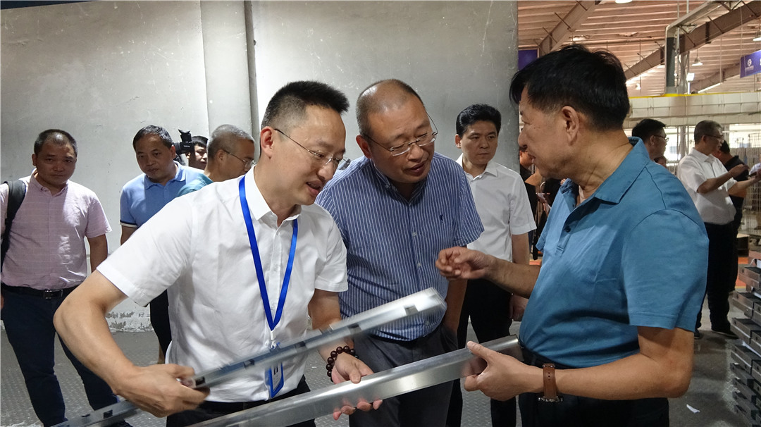 杏盛平台集成灶董事长进行相关介绍